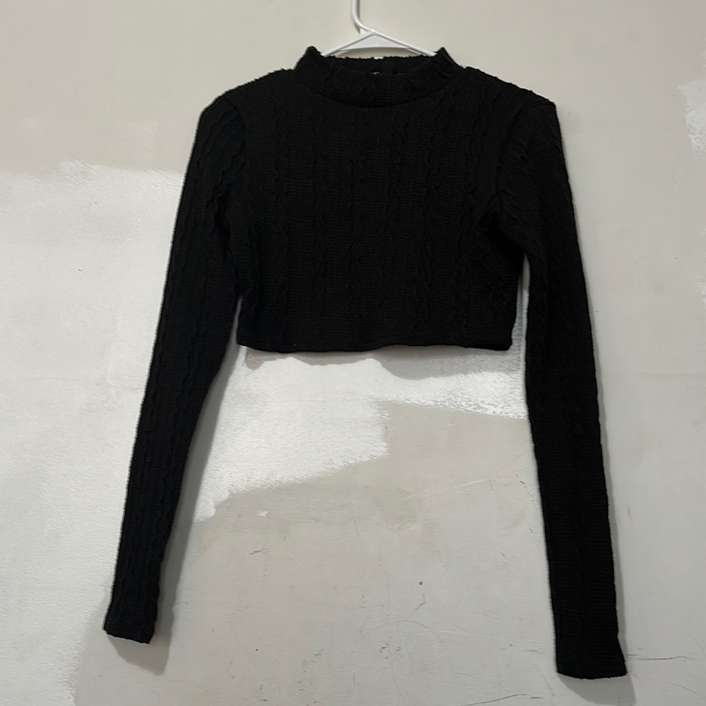 Long sleeve black crop top